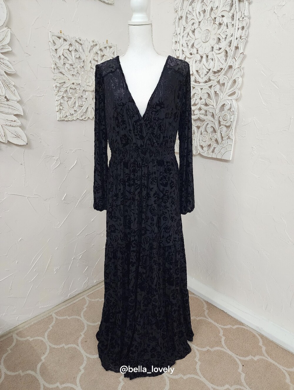 Long Sleeve Black V-Neck Women's Velvet Maxi Dress